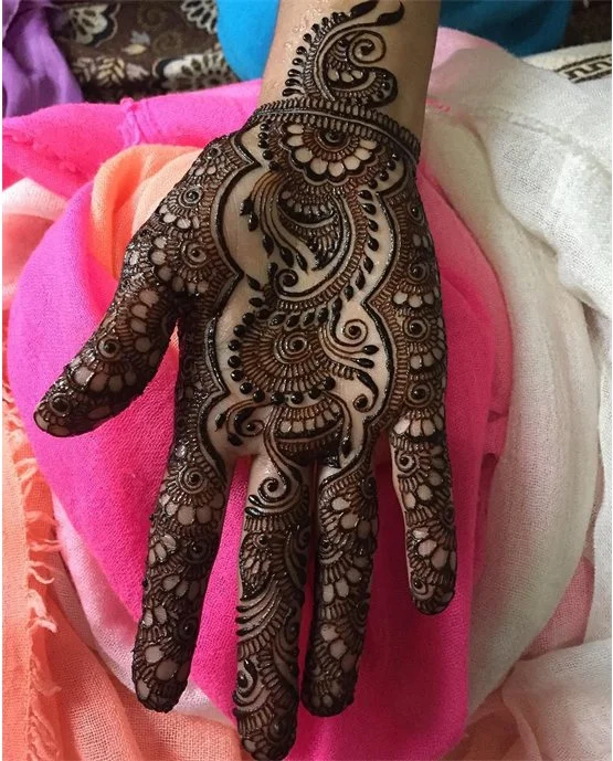 Curvy Bangle And Daisy Featuring Front Hand Mehndi Design Curvy Bangle And Daisy Featuring Front Hand Mehndi Design